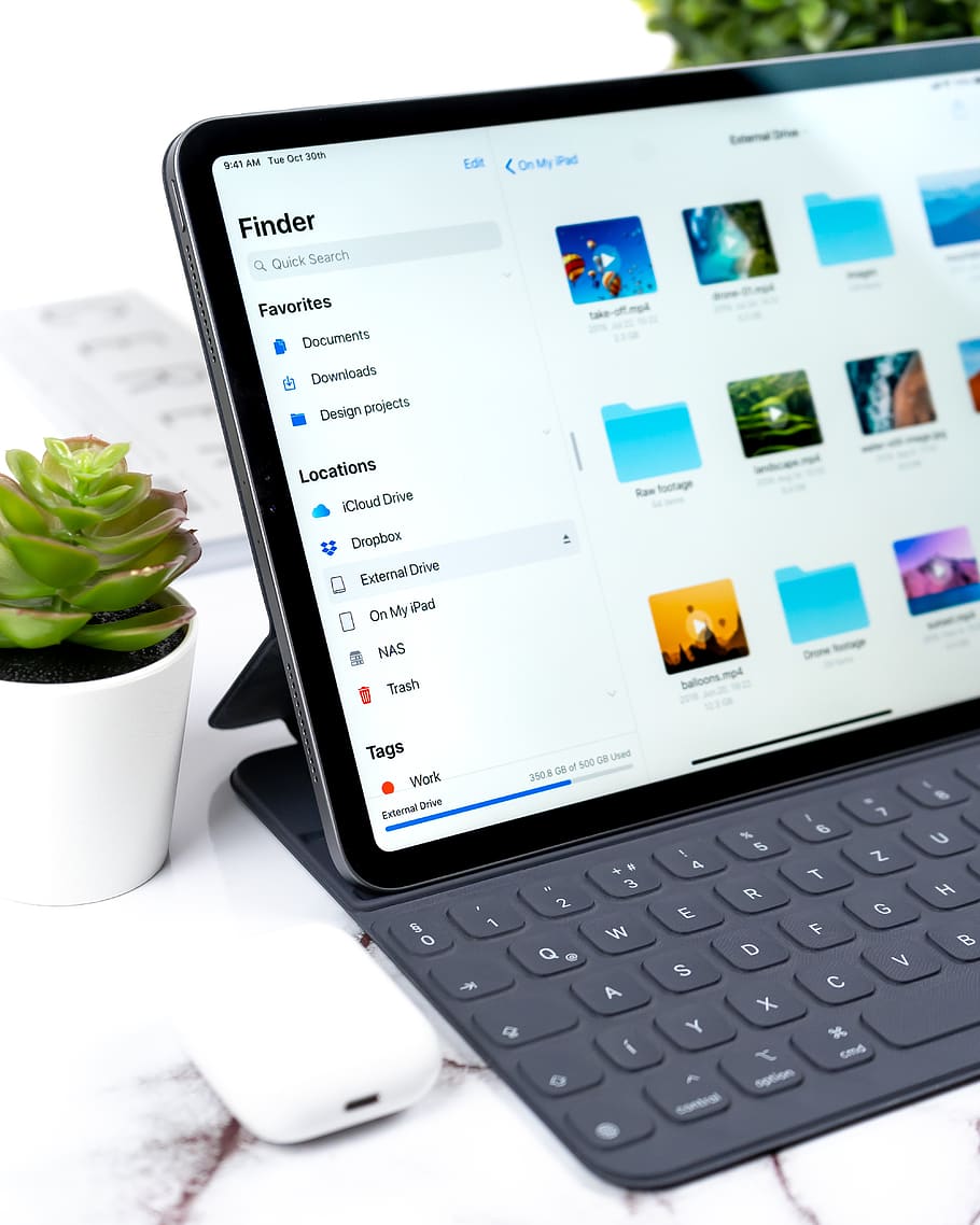 nálezce, bezdrátové technologie, technologie, sdělení, spojení, přenosné informační zařízení, počítač, laptop, stůl, chytrý telefon, stálý život, nikdo, klávesnice, detail, mobilní telefon, počítačová klávesnice, uvnitř, počítačové vybavení, text, západní skript, přenosnost, 4K