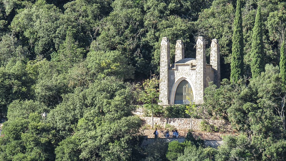 eremo, montagna, alberi, pino, religione, Chiesa, paesaggio, cristianesimo, montagne, pianta, albero, struttura costruita, architettura, crescita, arco, natura, giorno, storia, colore verde, il passato, gruppo di persone, persone reali, fogliame, destinazioni di viaggio, fogliame lussureggiante, turismo, viaggio, ponte, foresta, all'aperto, ponte - struttura fatta dall'uomo, 5K
