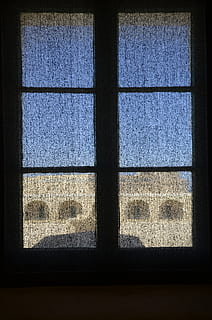 Malta, Fenster, Aussicht, Mesh, Glas - Material, transparent, drinnen, Blau, keine Leute, Tag, Natur, Sonnenlicht, Glas, die Architektur, Rechteck, Pflanze, gebaute Struktur, Himmel, Baum, Muster, Fensterrahmen, 4K, CC0, gemeinfrei, lizenzfrei