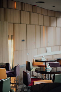 runder schwarzer Tisch, Tabelle, Stuhl, drinnen, Sitz, Geschäft, Möbel, keine Leute, Abwesenheit, Fokus auf den Vordergrund, Restaurant, Büro, Anordnung, Lichtanlage, selektiver Fokus, Tag, große gruppe von gegenständen, Wohnraum, Wandbau - Funktion, elektrische Lampe, Luxus, 5K, CC0, gemeinfrei, lizenzfrei