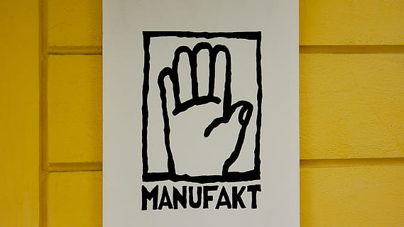 weißes Druckerpapier, Hand, Text, Werbung, Poster, Kunst, Faust, Papier-, Broschüre, Flyer, Schablone, moderne Kunst, Lebensmittel, Grünkohl, Pflanze, Kohl, Gemüse, Pfeil, Symbol, Grafik, Handgelenk, Kommunikation, Gelb, westliche Schrift, Zeichen, Wandbau - Funktion, die Architektur, gebaute Struktur, Tag, keine Leute, Kunst und Handwerk, Darstellung, Gebäudehülle, Kreativität, draußen, Graffiti, schwarze Farbe, Wand, menschliche Darstellung, Nahansicht, Botschaft, 5K, CC0, gemeinfrei, lizenzfrei