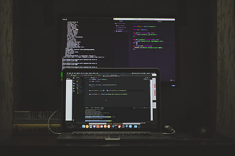 macbook pro activé, moniteur, écran, électronique, afficher, écran LCD, ordinateur, pc, tahskent, Ouzbékistan, toshkent, macbook, javascript, code, codage, végétation, plante, portable, Matériel, serveur, La technologie, la communication, lien, personne, à l'intérieur, Technologie sans fil, structure construite, fermer, illuminé, architecture, équipement informatique, texte, nuit, moderne, Bureau, foncé, moniteur d'ordinateur, écriture occidentale, programmeur, 4K, CC0, domaine public, libre de droits