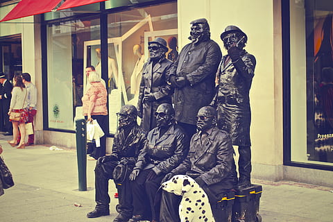 sechs, Soldatenstatuen, neben, Weiß, Gebäude, Stadt, Stehen, Statuen, immer noch, Straßenkünstler, menschliche Darstellung, Darstellung, männliche Ähnlichkeit, Statue, die Architektur, Skulptur, bewaffnete Kräfte, Männer, Gruppe von Leuten, Kleidung, Kunst und Handwerk, Menschen, echte Menschen, Regierung, Kreativität, Transport, Tag, Militär-, Reise, Uniform, 2K, CC0, gemeinfrei, lizenzfrei