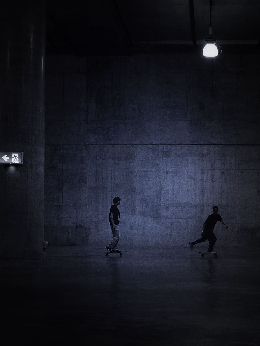 uomo che corre, illuminazione, umano, persona, pavimentazione, silhouette, neon, attività ricreative, gli sport, skateboard, sport, parete, pavimento, danza, movimento, gioventù, ragazzi, buio, pattinatore, ribelle, cyberpunk, due persone, persone reali, in casa, uomini, illuminato, architettura, lunghezza intera, persone, notte, bambino, attività di svago, stili di vita, struttura costruita, giocando, caratteristica della parete, a piedi, infanzia, donne, 4K