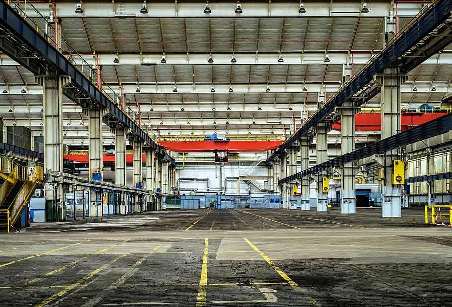 bâtiment en béton vide, architecture, bâtiment, vide, usine, installation industrielle, industrie, acier, entrepôt, structure construite, transport, personne, journée, marquage, marquage routier, direction, extérieur du bâtiment, signe, route, plafond, absence, la voie à suivre, symbole, en plein air, colonne architecturale, parking, 4K