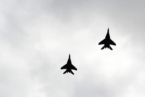 combatiente, aeronave, Ejército, avión, volador, fauna animal, cielo, animales en la naturaleza, vertebrado, temas de animales, nadie, alas abiertas, animal, vista de ángulo bajo, pájaro, un animal, naturaleza, aire, movimiento, nube - cielo, día, al aire libre, silueta, 2K, CC0, dominio público, libre de derechos
