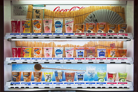 distributore automatico rosso, nessuno, grande gruppo di oggetti, mensola, in casa, Al dettaglio, ordine, fianco a fianco, memorizzare, scelta, in vendita, contenitore, di fila, variazione, shopping, abbondanza, collezione, preparativi, ripetizione, multicolore, comunicazione, consumismo, 4K, CC0, dominio pubblico, privo di copyright