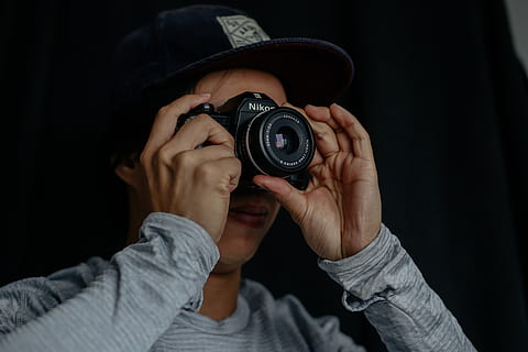 mężczyzna, nabierający, zdjęcie, za pomocą, aparat fotograficzny, osoba, człowiek, elektronika, palec, odzież, strój, fotograf, fotografia, obiektyw aparatu, aparat cyfrowy, kamera wideo, kapelusz, klawiatura, czapka z daszkiem, pokaz, monitor, wyświetlacz LCD, ekran, aparat fotograficzny - sprzęt fotograficzny, trzymać, fotografowanie, technologia, jedna osoba, tematy fotograficzne, sprzęt fotograficzny, czynność, strzał w głowę, czarne tło, prawdziwi ludzie, dorosły, wewnątrz, portret, obiektyw - instrument optyczny, przedni widok, slr camera, cyfrowa lustrzanka jednoobiektywowa, 4K, CC0, domena publiczna, darmowe zdjęcia