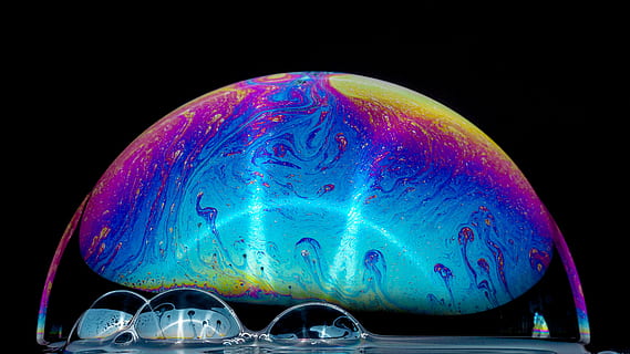 bombolla de porpra blava, esfera, bombolla, reflexió, bünt, seifenblasen, farbwelt, farbe, regenbogen, colorworld, color, lanju fotografie, lanju, reflektion, arc de Sant Martí, sabó, gota, casc, roba, casc protector, fons negre, tir de l'estudi, cap gent, a l'interior, primer pla, multicolor, il·luminat, natura morta, blau, forma, equips d’il·luminació, nit, globus, forma geomètrica, llum - fenomen natural, creativitat, còpia espai, electricitat, patró, 4K, CC0, domini públic, lliure de regalies