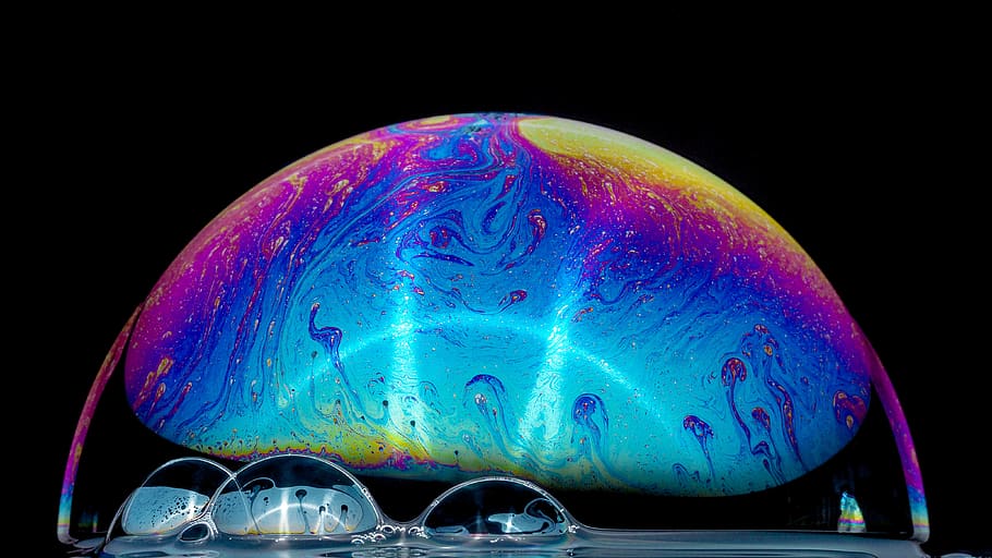 bombolla de porpra blava, esfera, bombolla, reflexió, bünt, seifenblasen, farbwelt, farbe, regenbogen, colorworld, color, lanju fotografie, lanju, reflektion, arc de Sant Martí, sabó, gota, casc, roba, casc protector, fons negre, tir de l'estudi, cap gent, a l'interior, primer pla, multicolor, il·luminat, natura morta, blau, forma, equips d’il·luminació, nit, globus, forma geomètrica, llum - fenomen natural, creativitat, còpia espai, electricitat, patró, 4K