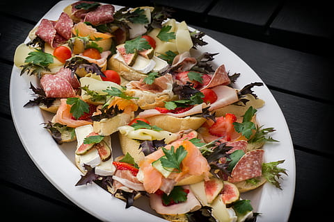 Häppchen, beißen, belegt, Weißbrot, Snack, Essen, Stangenbrot, appetitlich, Aufschnitt, ganitur, Tomaten, Salat, Erdbeeren, Käse, Salami, Teller, Weiß, Lebensmittel, Essen und Trinken, Gemüse, fertig für den Verzehr, gesundes Essen, Frische, drinnen, Wohlbefinden, Serviergröße, Tabelle, Stillleben, High Angle View, keine Leute, Mahlzeit, Nahansicht, Tomate, Obst, Genuss, vegetarisches Essen, Abendessen, Versuchung, 5K, CC0, gemeinfrei, lizenzfrei