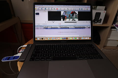 pc, computer, elektronica, laptop, hardware, toetsenbord, computer hardware, scherm, tonen, monitor, LCD scherm, menselijk, persoon, mobiele telefoon, telefoon, tafel, meubilair, bureau, technologie, communicatie, verbinding, computerapparatuur, Draadloze technologie, geen mensen, binnenshuis, computerscherm, internet, computer netwerk, draagbaar informatie-apparaat, uitrusting, bedrijf, hoge hoekmening, 5K, CC0, publiek domein, royaltyvrij