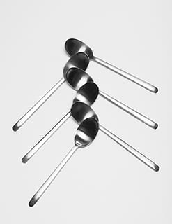 seis colheres de cinza, tiro do estúdio, fundo branco, dentro de casa, ainda vida, ninguém, fechar-se, visão de alto ângulo, metal, grupo de objetos, precisão, diretamente acima, grupo médio de objetos, homem feito, homem feito objeto, único objeto, Cortar fora, dois objetos, cinzento, compatibilidade, ferramenta de trabalho, 2K, CC0, domínio público, royalty free