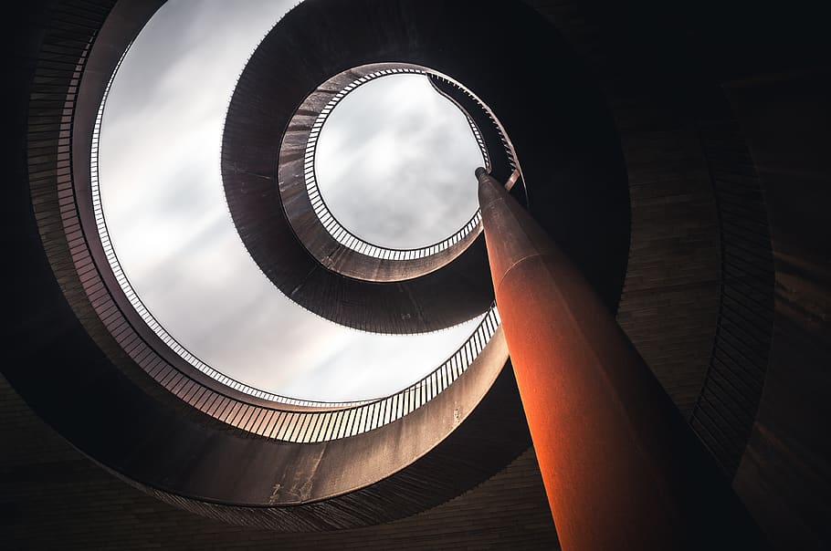 architettura, costruzione, infrastruttura, struttura, istituzione, design, struttura costruita, Inquadratura dal basso, cielo, esterno dell'edificio, scala, cerchio, forma, spirale, gradini e scale, forma geometrica, nessuno, giorno, ringhiera, nuvola - cielo, all'aperto, natura, direttamente sotto, lucernario, grattacielo, 4K
