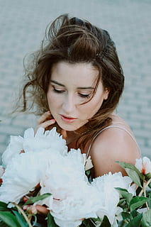 donna, indossare, bianca, di spaghetti-strap, superiore, giovane adulto, una persona, giovani donne, persone reali, stili di vita, donne, attività di svago, fiore, analizzare, cercare, guardare, bella donna, bellezza, pianta fiorita, colpo alla testa, guardando giù, ritratto, pianta, adulto, vista frontale, acconciatura, 2K, CC0, dominio pubblico, privo di copyright