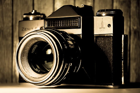 Kamera, alt, Zenit, Linse, analog, Technologie, Nahansicht, Fotografie-Themen, Objektiv - optisches Instrument, keine Leute, Kamera - Fotoausrüstung, Fokus auf den Vordergrund, Stillleben, drinnen, Ausrüstung, Retro-Stil, Antiquität, Jahrgang, Metall, Fotoausrüstung, Tabelle, gestalten, Maschinen, selektiver Fokus, 5K, CC0, gemeinfrei, lizenzfrei