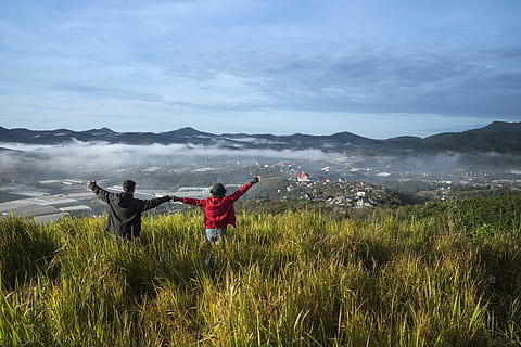 home, dona, aixecament, mans, camp de gespa, aventura, bonic, núvols, cloudscape, parella, terres de cultiu, la llum del dia, medi ambient, camp, dom, herba, pastures, creixement, camp de fenc, paisatge, oci, a l'aire lliure, gent, recreació, escènic, cel, skyscape, estiu, posta de sol, viatjar, persones reals, bellesa a la natura, activitat d'oci, estils de vida, escena no urbana, naturalesa, escenics - natura, muntanya, braç humà, núvol - cel, de peu, planta, dues persones, terra, unió, dones, adult, braços aixecats, 8K, CC0, domini públic, lliure de regalies