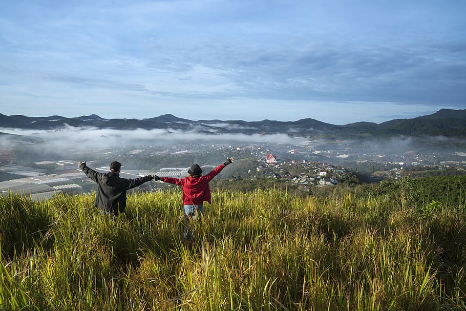 home, dona, aixecament, mans, camp de gespa, aventura, bonic, núvols, cloudscape, parella, terres de cultiu, la llum del dia, medi ambient, camp, dom, herba, pastures, creixement, camp de fenc, paisatge, oci, a l'aire lliure, gent, recreació, escènic, cel, skyscape, estiu, posta de sol, viatjar, persones reals, bellesa a la natura, activitat d'oci, estils de vida, escena no urbana, naturalesa, escenics - natura, muntanya, braç humà, núvol - cel, de peu, planta, dues persones, terra, unió, dones, adult, braços aixecats, 8K