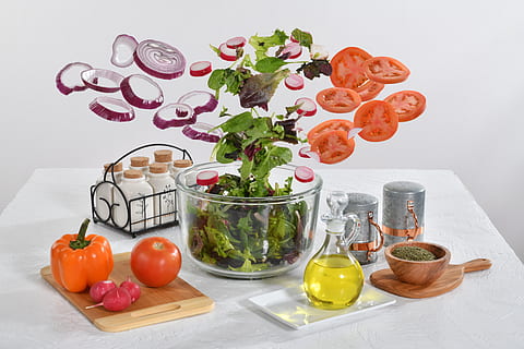 hvitt bord, grønnsak, mat, tomat, mat og Drikke, spise sunt, frukt, studio skudd, innendørs, friskhet, velvære, ingen folk, anlegg, urt, container, blad, glass - materiale, Cherry tomat, natur, stilleben, rød, forberedelse, oliven olje, 8K, CC0, offentlig domene, opphavsrett gratis