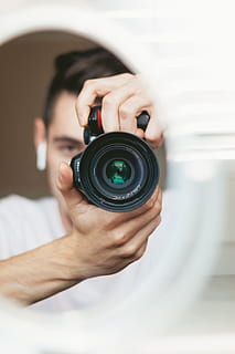fotografia a fuoco selettivo, persona, detenzione, macchina fotografica del ponte, telecamera, ritratto, specchio, len della fotocamera, giovanotto, nikon, autoscatto, tenendo len, bokeh, Mela, tenendo la fotocamera, AirPod, uomo, len concentrato, len, dslr, macchina fotografica - attrezzatura fotografica, fotografo, obiettivo - strumento ottico, temi fotografici, persone, Fotografare, occupazione professionale, tecnologia, uomini, etnia caucasica, una persona, adulto, Hobby, attrezzatura, fotografia, analizzare, cercare, guardare, messa a fuoco - concetto, giovane adulto, fotocamera reflex, otturatore, girato in studio, attrezzatura fotografica, maschi, Immagine, tecnica di messa a fuoco dell'immagine, avvicinamento, Camera digitale, competenza, occupazione, sorridente, 2K, CC0, dominio pubblico, privo di copyright