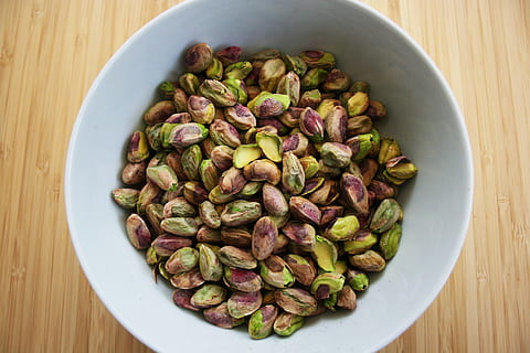 baggrund, kontrast, struktur, Brun, lilla, lyserød, grøn, Kina, bambus, is, pistacis, snack, nød, skål af nødder, skål med pistacien, skål, pistacie, mad og drikke, mad, velvære, bord, sund kost, indendørs, friskhed, direkte over, stilleben, ingen mennesker, stor gruppe af objekter, høj vinkel visning, tæt på, træ - materiale, grøntsag, grøn farve, krydderi, ingrediens, overflod, Vegetarmad, 4K, CC0, offentligt domæne, royaltyfrie