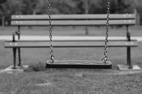 leere Schaukel, Bank, Entvölkerung, Migration, leerer Spielplatz, Park, Kindheit, abspielen, draussen, Swing, Kette, Spielplatz, Fokus auf den Vordergrund, Metall, Tag, Outdoor-Spielgeräte, keine Leute, leeren, hängend, Abwesenheit, Park - menschgemachter Raum, draußen, Natur, selektiver Fokus, Nahansicht, Holz - Material, Seil, 4K, CC0, gemeinfrei, lizenzfrei