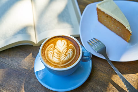 kaffe, kage, Bestil, Læs, arbejde, pause, berolige, slap af, sød, mad, lækker, slik, køkken, kalorier, komfortabel, aroma, cafe, sol, lys, bord, koffein, morgenmad, Warner, kop, mad og drikke, kaffekop, kaffe - drikke, køkkenredskaber, spise redskaber, forfriskning, krus, drikke, stilleben, cappuccino, skummende drikke, porcelæn, ske, varm drikke, tæt på, skum kunst, underkop, ingen mennesker, latte, 5K, CC0, offentligt domæne, royaltyfrie