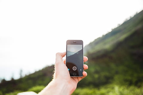 fotografia del cellulare, colline, telecamera, display, collina, prato, all'aperto, fotografia, luce del sole, turismo, albero, cellulare, campagna, giorno, messa a fuoco, foresta, viaggio, le foglie, mobile, natura, biologico, Telefono, foto, fotografo, smartphone, primavera, tecnologia, vacanza, tecnologia wireless, smart phone, mano umana, dispositivo di informazione portatile, mano, comunicazione, detenzione, parte del corpo umano, connessione, una persona, cielo, copia spazio, attività, adulto, concentrarsi sulle conoscenze acquisite, Fotografare, 2K, CC0, dominio pubblico, privo di copyright