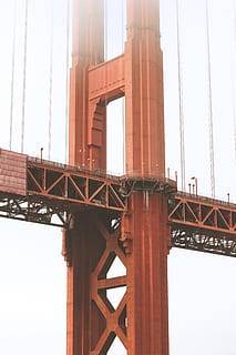rote Brücke, Gebäude, Brücke, Baukran, Konstruktion, Wasser, Hafen, Seebrücke, Dock, Ufergegend, Bürogebäude, die Architektur, Turm, Stadt, Dorf, städtisch, Stadt, Hängebrücke, Flugzeug, Transport, Fahrzeug, Flug, gebaute Struktur, Himmel, Brücke - künstliche Struktur, Verbindung, Ingenieurwesen, Flachwinkelansicht, Tag, klarer Himmel, Natur, Metall, rot, draußen, Gebäudehülle, Reiseziele, Reise, 5K, CC0, gemeinfrei, lizenzfrei