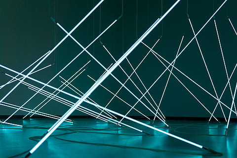 il·lustració de barres blanques, llum, cable, art, disseny, instal·lació, simetria, disseny d'interiors, decoració, tub, blau, fluorescent, raig de llum, raig, fotografia nocturna, dim, nit, verd blavós, fosc, interior, instal·lació artística, resum, fons, arquitectura, modern, ratlles, forma geomètrica, acer, industria de la construcció, patró, estructura construïda, cap gent, reflexió, línia única, llum - fenomen natural, futurista, forma, 5K, CC0, domini públic, lliure de regalies