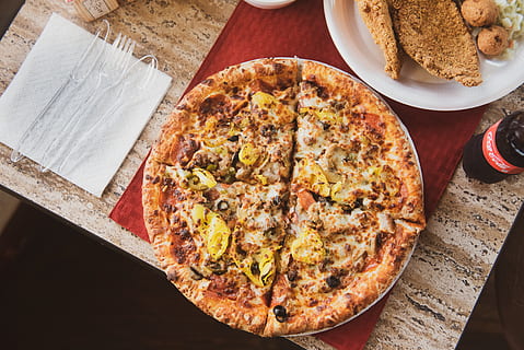 paistettuja pizzoja, ruoka, ruoka ja juoma, tuoreus, valmis syömään, pizza, pöytä, korkea kulma, epäterveellinen syöminen, sisällä, asetelma, ei ihmisiä, maitotuote, paperi, Pikaruoka, hemmottelu, italialainen ruoka, vihannes, juusto, ateria, leipä, välipala, houkutus, 5K, CC0, public domain, rojaltivapaa