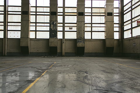 gebouw, fabriek, binnen, interieur, beschadigde, oud, wijnoogst, pijpen, beton, architectuur, ingebouwde structuur, magazijn, dag, geen mensen, binnenshuis, leeg, industrie, huiskamer, venster, architectonische kolom, vervoer, bevloering, parkeerplaats, afwezigheid, verlaten, patroon, parkeergarage, 5K, CC0, publiek domein, royaltyvrij