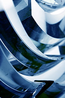 Blau, abstrakt, Kante, Scharf, Glas, Metall, metallisch, Weiß, Silber-, Nahansicht, keine Leute, Fokus auf den Vordergrund, Reflexion, Reifen, High Angle View, selektiver Fokus, Tag, drinnen, Rad, Transportmittel, Technologie, Transport, Muster, Vollbild, Landfahrzeug, Fahrzeugteil, Stillleben, Chrom, 4K, CC0, gemeinfrei, lizenzfrei