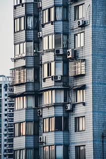 finestre, tramonto, esterno dell'edificio, architettura, struttura costruita, costruzione, Inquadratura dal basso, nessuno, giorno, finestra, quartiere residenziale, città, scala di sicurezza, all'aperto, appartamento, scala, gradini e scale, fotogramma intero, natura, Uscita di emergenza, ringhiera, vetro - materiale, 5K, CC0, dominio pubblico, privo di copyright