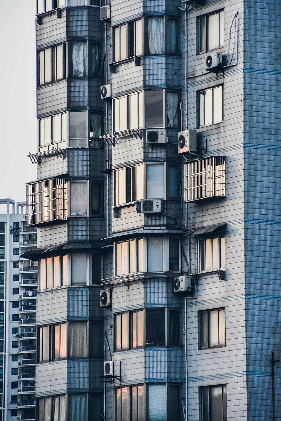 finestre, tramonto, esterno dell'edificio, architettura, struttura costruita, costruzione, Inquadratura dal basso, nessuno, giorno, finestra, quartiere residenziale, città, scala di sicurezza, all'aperto, appartamento, scala, gradini e scale, fotogramma intero, natura, Uscita di emergenza, ringhiera, vetro - materiale, 5K