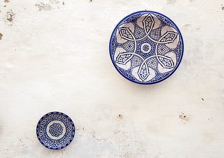 Două, alb-albastru, ceramică, dinnerware, cerc, nici o persoana, montare pe perete, artă și sculptură, formă, geometrică, arhitectură, proiecta, religie, model, spiritualitate, credință, albastru, creativitate, ambarcațiune, istorie, în aer liber, trecutul, perete, animal, model floral, bogat ornamentat, 4K, CC0, domeniu public, fără drepturi de autor