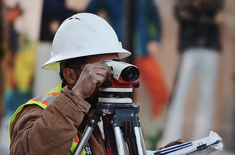 blanc, gris, dumpy, nivell, roba, casc, persona, humà, trípode, Estats Units, austin, tx, construcció, càmera, electrònica, ciutat, treballar, treballador de la construcció, fusta, càmera de vídeo, treballador, fusta dura, arnès, centrar-se en primer pla, homes, persones reals, gent, ocupació, persones incidentals, dia, adult, protecció, retrat, treball, cintura cap amunt, celebració, de peu, seguretat, tirada al cap, primer pla, 4K, CC0, domini públic, lliure de regalies