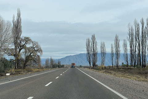 copac, Munte, drum, transport, direcţie, calea de urmat, semn, simbol, cer, plantă, diminuarea perspectivei, marcajul rutier, marcare, natură, nor - cer, scenă non-urbană, zi, nici o persoana, o scenă liniștită, punct de disparitie, mijloc de transport, în aer liber, linia de separare, călătorie rutieră, 5K, CC0, domeniu public, fără drepturi de autor
