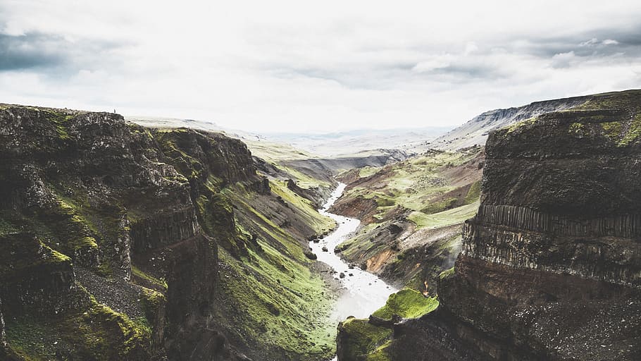 cos, aigua, mig, muntanya de roca, muntanya, vall, cresta, núvol, cel, penya-segat, corrent, roques, boulder, canyon, paisatge, riu, estèril, Islandia, naturalesa, verd, escena, escènic, escenics - natura, núvol - cel, medi ambient, bellesa a la natura, dia, Serra, cap gent, a l'aire lliure, viatjar, escena no urbana, rock, tranquil·litat, escena tranquil·la, aigua que flueix, 5K