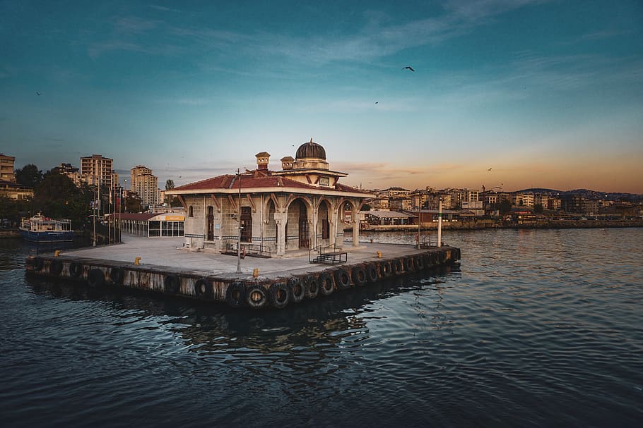 casa flutuante, doca, pier, construção, agua, beira-mar, porta, arquitetura, transporte, veículo, barco, cúpula, ilha, oceano, mar, costa, ao ar livre, templo, Porto, estrutura construída, exterior do edifício, céu, cidade, natureza, embarcação náutica, destinos de viagem, modo de transporte, por do sol, viagem, ninguém, rio, o passado, história, paisagem urbana, luxo, embarcações de passageiros, 5K