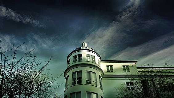 blanc, pintat, casa, ennuvolat, cel, arquitectura, edifici, núvols, la llum del dia, cúpula, paisatge, mansió, vista, arbres, urbà, finestres, exterior de l'edifici, estructura construïda, núvol - cel, vista d’angle baix, naturalesa, cap gent, torre, arbre, a l'aire lliure, finestra, barri residencial, tempesta, vespre, núvol, ciutat, planta, apartament, 5K, CC0, domini públic, lliure de regalies