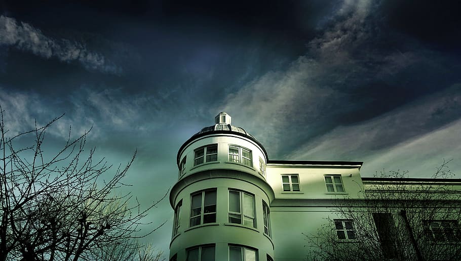 blanc, pintat, casa, ennuvolat, cel, arquitectura, edifici, núvols, la llum del dia, cúpula, paisatge, mansió, vista, arbres, urbà, finestres, exterior de l'edifici, estructura construïda, núvol - cel, vista d’angle baix, naturalesa, cap gent, torre, arbre, a l'aire lliure, finestra, barri residencial, tempesta, vespre, núvol, ciutat, planta, apartament, 5K