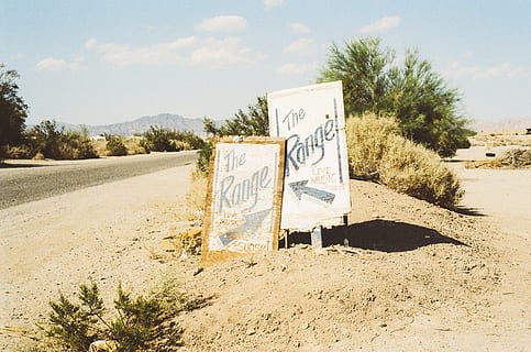 deux, blanc, signalisation de gamme, route, intervalle, signe, texte, la communication, personne, la nature, plante, arbre, journée, terre, ciel, lumière du soleil, le sable, écriture occidentale, information, panneau d'information, en plein air, nuage - ciel, nombre, graffiti, 2K, CC0, domaine public, libre de droits
