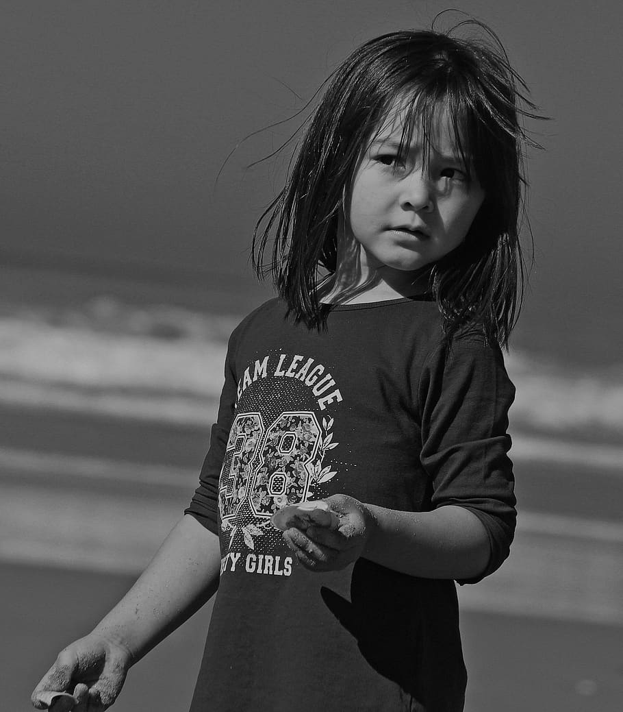 marroquí, asilah, onades, onada, noia, nens, noi, somriu, platja, blanc i negre, negre, escolta, noies, bayby, ull, mar, nen, infància, persones reals, femelles, roba casual, dones, activitat d'oci, una persona, estils de vida, tres quarts de longitud, vista frontal, centrar-se en primer pla, cel, terra, de peu, mirant, naturalesa, innocència, pentinat, a l'aire lliure, cops, 2K