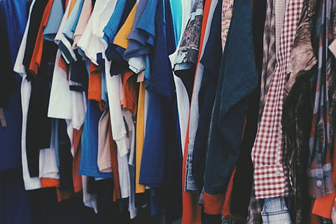 diverse apparels, tøj, hængende, valg, variation, stor gruppe af objekter, detail, multi farvet, side om side, tekstil, i en række, kollektion, til salg, detailvisning, butik, mode, afslappet tøj, ingen mennesker, arrangement, jeans, overflod, bestille, salg, forbrugerisme, 4K, CC0, offentligt domæne, royaltyfrie