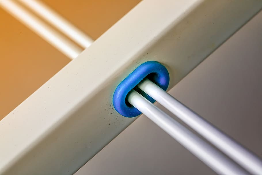 tøj tørring rack, binding, stang, teknologi, metal, stræbe, stænger, metalramme, jern, forbindelse, konstruktion element, tilslutninger, ingeniør detaljer, design, metallisk, lakeret, plast, blå, hvid, kontakt, overgang, hul, tråd, tæt på, indendørs, ingen mennesker, udstyr, rækværk, mønster, arkitektur, bygget struktur, computer netværk, meddelelse, styrke, studio skud, internet, lav vinkel visning, murbygningsfunktion, kabel, 4K