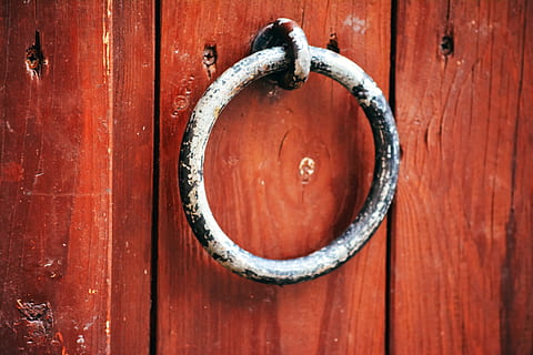 ringa, dörr, slå, knackar, röd, brun, grinden, Port, hamn, trä, kom in, järnring, trämaterial, ingång, dörrknackare, säkerhet, metall, skydd, närbild, form, inget folk, hantera, cirkel, geometrisk form, dag, gammal, bakgrunder, ytterdörr, utomhus, utsmyckad, träfiber, 5K, CC0, offentligt domän, royaltyfria