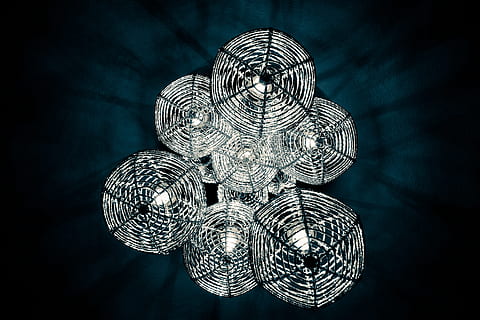 lampa, ljus, form, strålar, skinande, belysning, glödlampa, Helvete, energi, nuvarande, teknologi, päron, lökar, elektricitet, upplysa, elektriskt ljus, energiesparlampe, närbild, lampor, mörk, varm vit, arkitektur, inget folk, mönster, inomhus, blå, hängande, upplyst, ljusutrustning, design, dekoration, metall, natt, enda objekt, konst och hantverk, sfär, fortfarande liv, silverfärgad, studio skott, firande, nattliv, svart bakgrund, kors och tvärs, lyx, tak, elektrisk lampa, 5K, CC0, offentligt domän, royaltyfria
