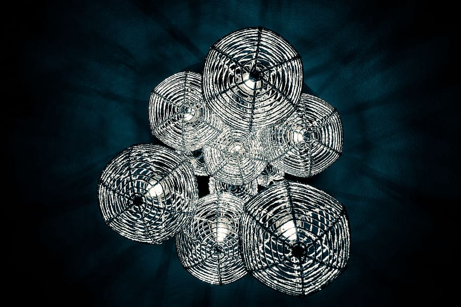 llum, forma, raigs, brillant, il·luminació, bombeta, infern, energia, corrent, tecnologia, pera, bombetes, electricitat, il·lumina, llum elèctrica, energiesparlampe, primer pla, llums, fosc, blanc càlid, arquitectura, cap gent, patró, a l'interior, blau, penjant, il·luminat, equips d’il·luminació, disseny, decoració, metall, nit, sol objecte, art i artesania, esfera, natura morta, color plata, tir de l'estudi, celebració, vida nocturna, fons negre, Criss cross, luxe, sostre, 5K