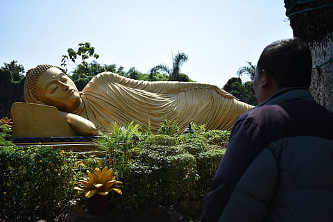 java, religió, temple, estàtua, mojokerto, patung, budista, indonesi, veure, descans, activitat d'oci, planta, persones reals, estils de vida, arbre, naturalesa, homes, gent, cel, adult jove, home jove, dia, relaxació, somrient, dues persones, dones joves, creixement, mascles, roba casual, a l'aire lliure, 4K, CC0, domini públic, lliure de regalies